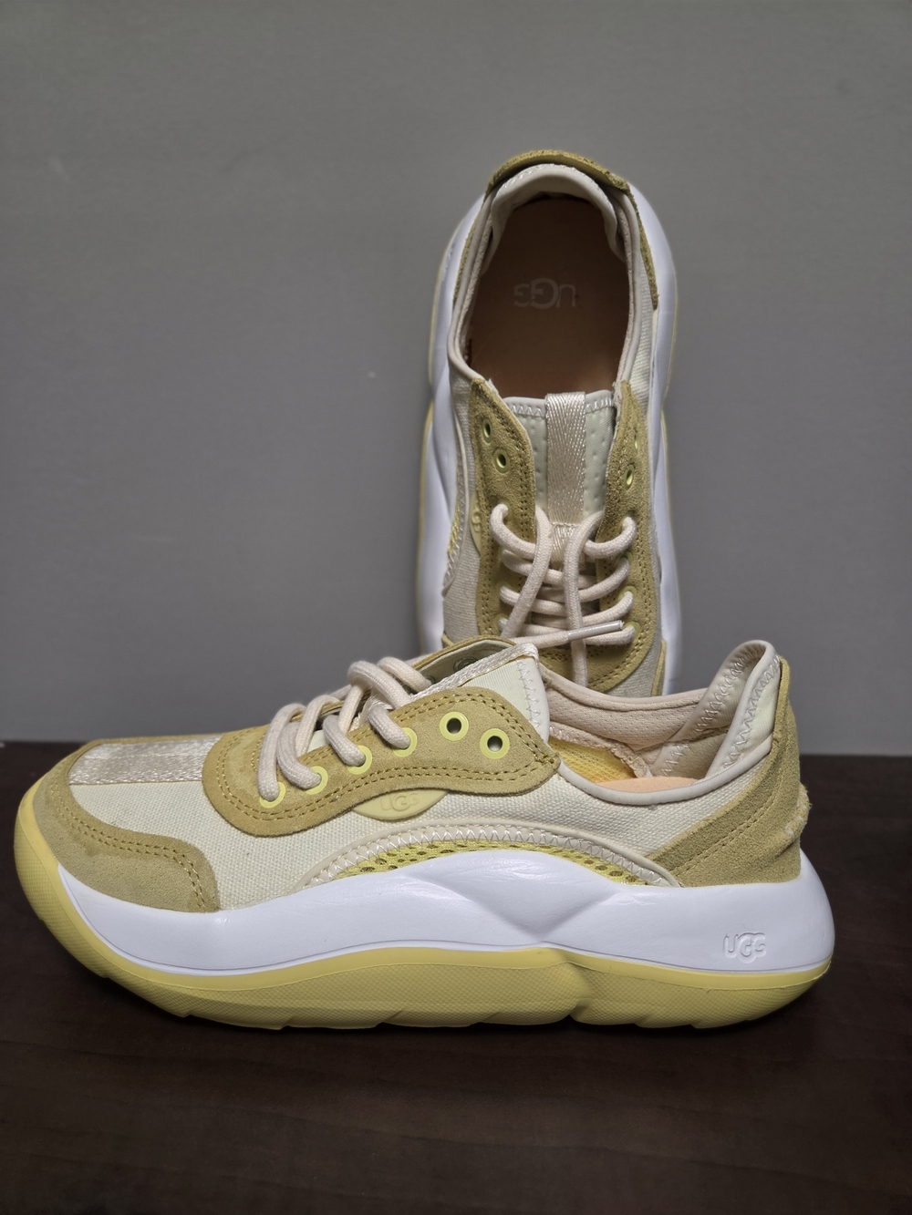 UGG LA Cloud Low women’s sneakers. Cream/off-white with muted yellow-beige accen
